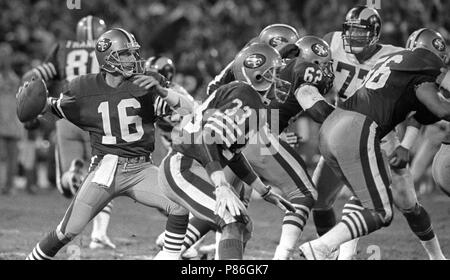 Dicembre 19, 1986 - San Francisco, California, Stati Uniti - San Francisco 49ers vs. Los Angles Rams al Candlestick Park Venerdì, Dicembre 19, 1986. 49ers battere Rams 24-14. San Francisco Quarterback Joe Montana (16) passante. (Credito Immagine: © Al Golub via ZUMA filo) Foto Stock