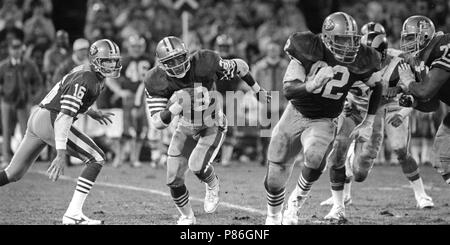 Dicembre 19, 1986 - San Francisco, California, Stati Uniti - San Francisco 49ers vs. Los Angles Rams al Candlestick Park Venerdì, Dicembre 19, 1986. 49ers battere Rams 24-14. San Francisco 49ers running back Joe Cribbs (credito Immagine: © Al Golub via ZUMA filo) Foto Stock