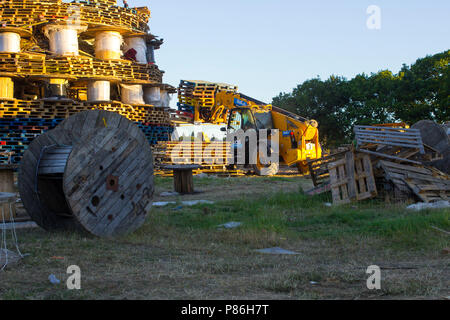 Bangor, Irlanda del Nord. Il 9 luglio 2018. Il falò edificio su una scala industriale nell'alloggiamento Kilcooley Estate in Bangor Co Down in Irlanda del Nord in preparazione o illuminazione il 11 luglio. Foto Stock