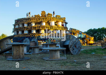 Bangor, Irlanda del Nord. Il 9 luglio 2018. Il falò edificio su una scala industriale nell'alloggiamento Kilcooley Estate in Bangor Co Down in Irlanda del Nord in preparazione o illuminazione il 11 luglio. Foto Stock