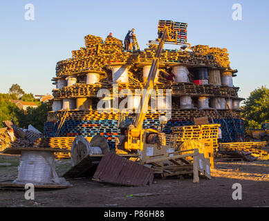 Bangor, Irlanda del Nord. Il 9 luglio 2018. Il falò edificio su una scala industriale nell'alloggiamento Kilcooley Estate in Bangor Co Down in Irlanda del Nord in preparazione o illuminazione il 11 luglio. Foto Stock