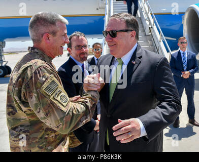 Bagram, Afghanistan. Il 9 luglio 2018. Stati Uniti Il segretario di Stato Mike Pompeo, destro, viene accolto da U.S. Il generale John Nicholson all'arrivo di Bagram Airfield Luglio 9, 2018 in Bagram, Afghanistan. Pompeo era su una visita inaspettata in Afghanistan e ha promesso il supporto degli Stati Uniti per i colloqui di pace con i Talebani. Foto Stock