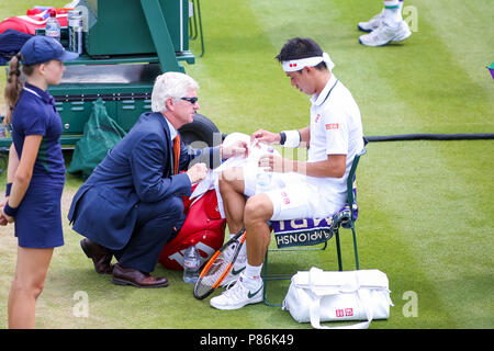 Londra, Regno Unito. 9 Luglio, 2018. Kei Nishikori (JPN) Tennis : Kei Nishikori del Giappone riceve un farmaco da un medico durante gli uomini singoli quarto round della partita del torneo di Wimbledon Lawn Tennis Championships contro Ernests GULBIS della Lettonia a tutti England Lawn Tennis e Croquet Club di Londra, in Inghilterra . Credito: AFLO/Alamy Live News Foto Stock