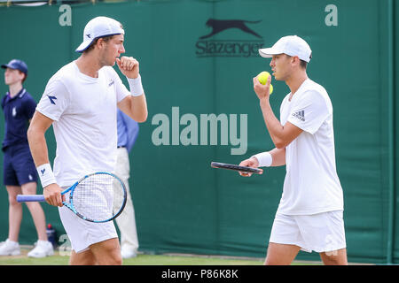 Londra, Regno Unito. 9 Luglio, 2018. (R-L) Ben McLachlan (JPN), Jan-Lennard Struff (GER) Tennis : Ben McLachlan del Giappone (R) e Jan-Lennard Struff della Germania (L) durante gli Uomini Doppio terzo round della partita del torneo di Wimbledon Lawn Tennis Championships contro Philipp Petzschner e Tim Puetz della Germania al All England Lawn Tennis e Croquet Club di Londra, in Inghilterra . Credito: AFLO/Alamy Live News Foto Stock