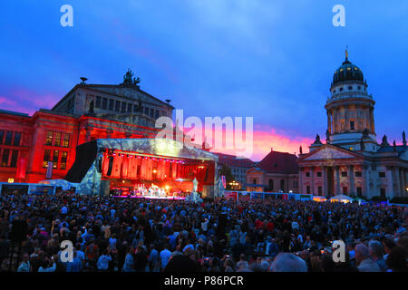 Berlino, Germania. 09 Luglio, 2018. L'atmosfera presso il festival di musica classica di aria aperta sulla piazza Gendarmenmarkt a Berlino Mitte. · Nessun filo servizio · Credito: XAMAX/dpa/Alamy Live News Foto Stock