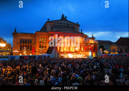 Berlino, Germania. 09 Luglio, 2018. L'atmosfera presso il festival di musica classica di aria aperta sulla piazza Gendarmenmarkt a Berlino Mitte. · Nessun filo servizio · Credito: XAMAX/dpa/Alamy Live News Foto Stock