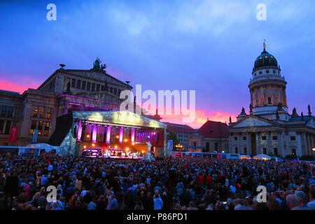 Berlino, Germania. 09 Luglio, 2018. L'atmosfera presso il festival di musica classica di aria aperta sulla piazza Gendarmenmarkt a Berlino Mitte. · Nessun filo servizio · Credito: XAMAX/dpa/Alamy Live News Foto Stock