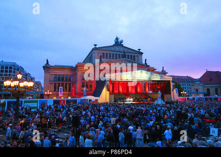 Berlino, Germania. 09 Luglio, 2018. L'atmosfera presso il festival di musica classica di aria aperta sulla piazza Gendarmenmarkt a Berlino Mitte. · Nessun filo servizio · Credito: XAMAX/dpa/Alamy Live News Foto Stock