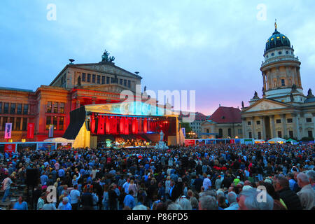 Berlino, Germania. 09 Luglio, 2018. L'atmosfera presso il festival di musica classica di aria aperta sulla piazza Gendarmenmarkt a Berlino Mitte. · Nessun filo servizio · Credito: XAMAX/dpa/Alamy Live News Foto Stock