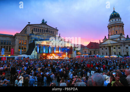 Berlino, Germania. 09 Luglio, 2018. L'atmosfera presso il festival di musica classica di aria aperta sulla piazza Gendarmenmarkt a Berlino Mitte. · Nessun filo servizio · Credito: XAMAX/dpa/Alamy Live News Foto Stock