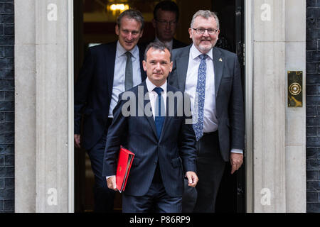 Londra, Regno Unito. 10 Luglio, 2018. Alun Cairns MP (Segretario di Stato per il Galles), David Mundell MP (Segretario di Stato per la Scozia) e Damian cerve MP (Segretario di Stato per l'Educazione) lasciare 10 Downing Street a seguito della prima riunione del gabinetto poiché le dimissioni come ministri di Davide Davis MP e Boris Johnson MP. Credito: Mark Kerrison/Alamy Live News Foto Stock