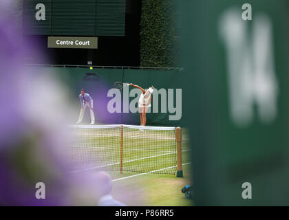 Londra, Regno Unito. 10 luglio 2018, All England Lawn Tennis e Croquet Club di Londra, Inghilterra; Wimbledon Tennis campionati, giorno 8; Clara Tauson (DEN) servente sulla corte 14 Credit: Azione Plus immagini di sport/Alamy Live News Foto Stock