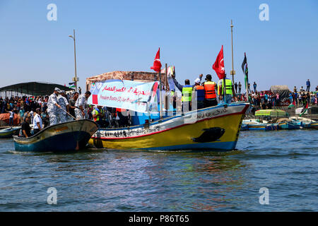 La striscia di Gaza, la Palestina. 10 Luglio, 2018. Libertà nave 2 sorge nel porto di Gaza appena prima di salpare per tentare di rompere l'assedio.L'Autorità Nazionale per il ritorno e di rompere l'Assedio ha lanciato la libertà flottiglia 2 per i feriti e gli studenti palestinesi verso il mondo dal porto di Gaza nel rigetto dell'assedio israeliano sulla striscia di Gaza per più di 11 anni. Credito: Ahmad Hasaballah SOPA/images/ZUMA filo/Alamy Live News Foto Stock