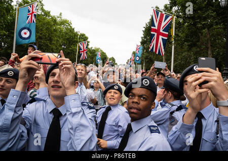 Londra, Regno Unito. 10 Luglio, 2018. La formazione di aria Corps cadetti guarda il flypast sul Mall, a Londra del RAF 100 Flypast sulla luglio 10, 2018. Foto di David Levenson Credito: David Levenson/Alamy Live News Foto Stock