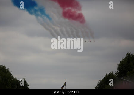 Londra, UK, 10 luglio 2018,fino a 100 velivoli, compresi il famoso frecce rosse ha volato fino al centro commerciale a Londra e su Buckingham Palace come parte del RAF100 le celebrazioni del centenario. Il flypast ha preso 9 minuti 45 secondi e ha preso undici mesi di pianificazione. Prima storica flypast oltre un migliaio di soldati e le donne hanno marciato fino al centro commerciale guardato da folle immense. Il flypast era anche guardato dalla Famiglia Reale da Buckingham Palace balcone. Credito: Keith Larby/Alamy Live News Foto Stock