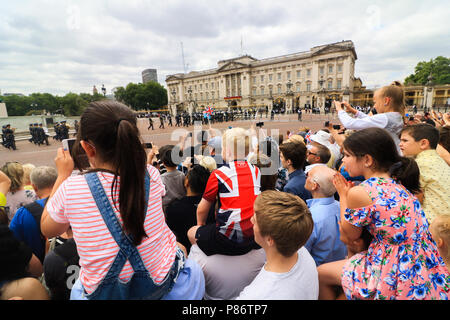 Londra, Regno Unito. Il 10 luglio 2018. Una grande folla di fronte a Buckingham Palace a guardare la sfilata di RAF soldati e donne marzo dal Centro commerciale come parte della Royal Air Force le celebrazioni del Centenario Credito: amer ghazzal/Alamy Live News Foto Stock
