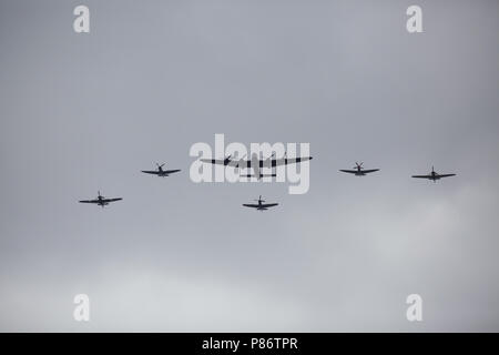 Londra, UK, 10 luglio 2018,fino a 100 aerei volò fino al centro commerciale a Londra e su Buckingham Palace come parte del RAF100 le celebrazioni del centenario. Il flypast ha preso 9 minuti 45 secondi e ha preso undici mesi di pianificazione. Prima storica flypast oltre un migliaio di soldati e le donne hanno marciato fino al centro commerciale guardato da folle immense. Il flypast era anche guardato dalla Famiglia Reale da Buckingham Palace balcone. Credito: Keith Larby/Alamy Live News Foto Stock