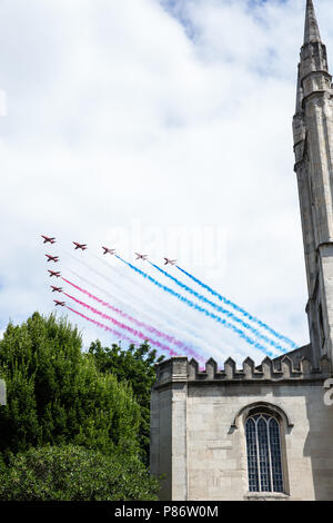 Windsor, Regno Unito. 10 Luglio, 2018. Le frecce rosse di volare al di sopra della chiesa parrocchiale di San Giovanni Battista in Windsor come parte di un flypast per contrassegnare 100 anni della Royal Air Force. La RAF, il primo al mondo indipendente dalla forza dell'aria, è stata costituita il 1 aprile 1918 quando la Royal Flying Corps e Royal Naval Air Service sono state fuse. Credito: Mark Kerrison/Alamy Live News Foto Stock