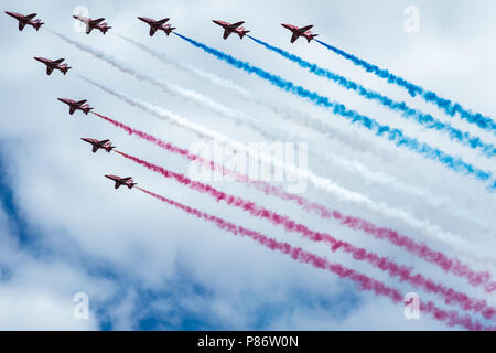 Windsor, Regno Unito. 10 Luglio, 2018. Le frecce rosse sorvolare Windsor come parte di un flypast per contrassegnare 100 anni della Royal Air Force. La RAF, il primo al mondo indipendente dalla forza dell'aria, è stata costituita il 1 aprile 1918 quando la Royal Flying Corps e Royal Naval Air Service sono state fuse. Credito: Mark Kerrison/Alamy Live News Foto Stock