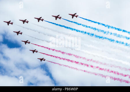 Windsor, Regno Unito. 10 Luglio, 2018. Le frecce rosse sorvolare Windsor come parte di un flypast per contrassegnare 100 anni della Royal Air Force. La RAF, il primo al mondo indipendente dalla forza dell'aria, è stata costituita il 1 aprile 1918 quando la Royal Flying Corps e Royal Naval Air Service sono state fuse. Credito: Mark Kerrison/Alamy Live News Foto Stock