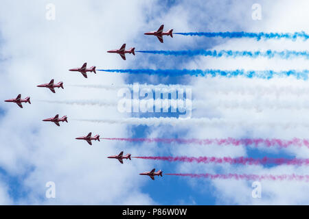 Windsor, Regno Unito. 10 Luglio, 2018. Le frecce rosse sorvolare Windsor come parte di un flypast per contrassegnare 100 anni della Royal Air Force. La RAF, il primo al mondo indipendente dalla forza dell'aria, è stata costituita il 1 aprile 1918 quando la Royal Flying Corps e Royal Naval Air Service sono state fuse. Credito: Mark Kerrison/Alamy Live News Foto Stock