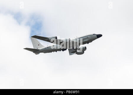 Londra, Regno Unito. 10 Luglio, 2018. Il rivetto di RAF Joint RC-135W soar attraverso il cielo per celebrare la RAF100 centenario flypast a Londra. Credito: Gary boschi/Alamy Live News Foto Stock