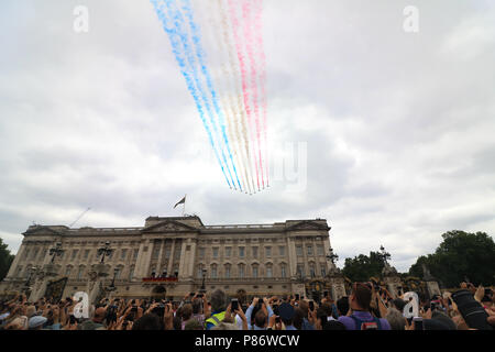 Londra, UK, 10 luglio 2018, grande folla guarda il flypast come 100 velivoli, compresi il famoso frecce rosse ha volato fino al centro commerciale e su Buckingham Palace come parte della Royal Air Force le celebrazioni del Centenario Credito: amer ghazzal/Alamy Live News Foto Stock