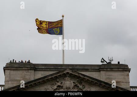 Il Mall. Londra. Regno Unito 10 luglio 2018 - La bandiera reale al di sopra di Buckingham Palace per le celebrazioni del centenario della Royal Air Force. Credito: Dinendra Haria/Alamy Live News Foto Stock