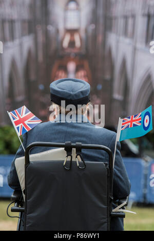 Londra, Regno Unito. Il 10 luglio 2018. Un veterano orologi il Westminster Abbey memoriale di servizio su un grande schermo nel Parco Verde - Il flypast e parade, il pinnacolo di RAF100 - Celebrazioni - circa 100 aerei volano, (e personale 1000 marzo), in basso al centro commerciale e al di sopra della famiglia reale a Buckingham Palace. Il Royal Air Force è segna il centenario della sua formazione. Credito: Guy Bell/Alamy Live News Foto Stock