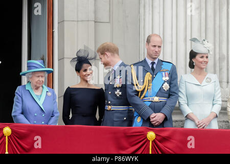 Londra, Regno Unito. 10th luglio 2018. Sua Maestà la Regina, TRH il Duca e la Duchessa di Sussex e TRH il Duca e la Duchessa di Cambridge guardando il flypast da Buckingham Palace balcone per commemorare 100 anni della RAF. Credit: amanda Rose/Alamy Live News Foto Stock