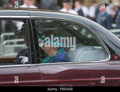 L'Abbazia di Westminster, Londra, Regno Unito. 10 Luglio, 2018. Un servizio è tenuto a Westminster Abbey per contrassegnare il centenario della Royal Air Force con Sua Maestà la Regina Elisabetta II in arrivo e incontrato dal decano. Credito: Malcolm Park/Alamy Live News. Foto Stock