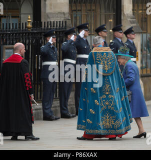 L'Abbazia di Westminster, Londra, Regno Unito. 10 Luglio, 2018. Un servizio è tenuto a Westminster Abbey per contrassegnare il centenario della Royal Air Force con Sua Maestà la Regina Elisabetta II in arrivo e incontrato dal decano. Credito: Malcolm Park/Alamy Live News. Foto Stock