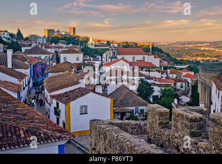 Il Portogallo, regione Estremadura, Costa Da Prata, Obidos, borgo medioevale, vista serale della Pousada, castello e via acciottolata Foto Stock