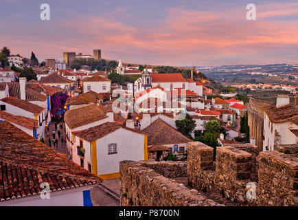 Il Portogallo, regione Estremadura, Costa Da Prata, Obidos, borgo medioevale, vista serale della Pousada, castello e via acciottolata Foto Stock