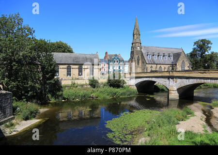 Il Telford ponte sopra il fiume verdellino a Morpeth Northumberland in Inghilterra con la chiesa di San Giorgio al di là Foto Stock