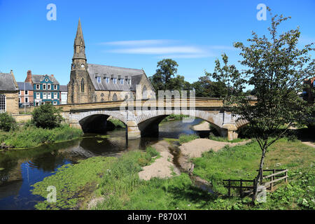 Il Telford ponte sopra il fiume verdellino a Morpeth Northumberland in Inghilterra con la chiesa di San Giorgio al di là Foto Stock