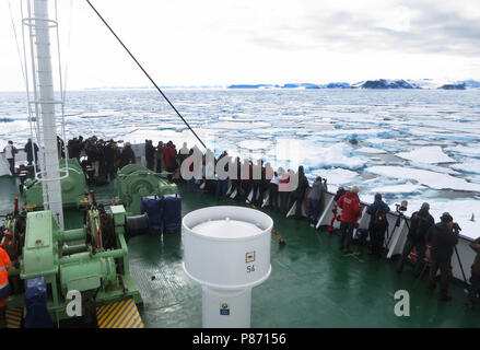 Ortelius varend door het pakijs; Ortelius navigando attraverso il pack ice Foto Stock