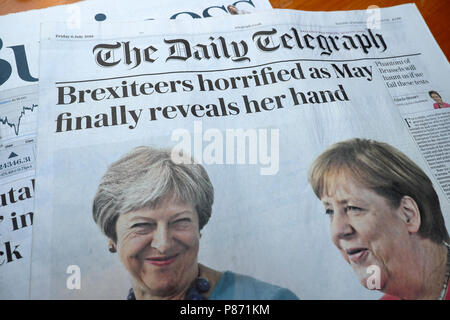 Il Daily Telegraph titolo di giornale "Brexiteers inorridito come può infine rivela la sua mano' Theresa Maggio e Angela Merkel incontro Berlin 6 Luglio 2018 Foto Stock