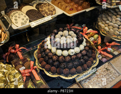 Cioccolatini, caramelle & caramelle nella vetrina di un negozio di gastronomia in Palma de Mallorca, Spagna. Foto Stock