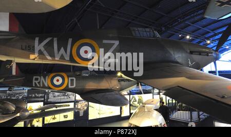 Hawker Hurricane I L1592 e il Supermarine Spitfire Ia P9444 nel Museo della Scienza di volo Gallery di Londra, Regno Unito. Foto Stock