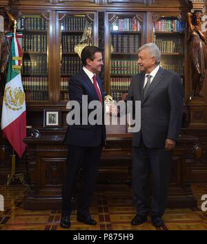 Il Presidente messicano Enrique Peña Nieto, a sinistra si incontra con il presidente messicano-elect Andrés Manuel Lopez Obrador presso il Palazzo Nazionale il 3 luglio 2018 a Città del Messico. Obrador e la sua sinistra partito AMLO, sconfitto partito al potere PRI in una schiacciante vittoria. (Presidenza messicana via Planetpix) Foto Stock