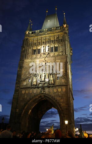 Torre del Ponte della città vecchia di notte, Cavalieri della Croce Square, Charles Bridge, Praga Cechia (Repubblica Ceca), Europa Foto Stock