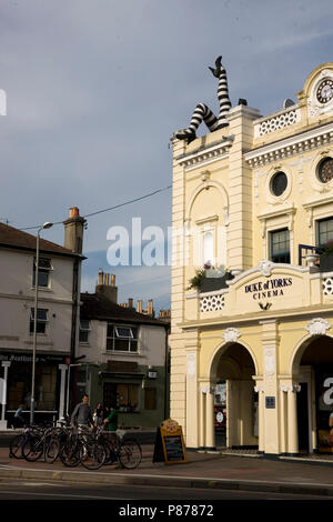 Il Duca di York's Picturehouse, il più antico cinema in uso continuo in Gran Bretagna, con gambe attaccato, Preston Circus, Brighton East Sussex, Inghilterra Foto Stock