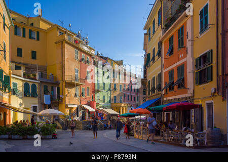 VERNAZZA,Italia 12 Giugno 2016 : Vernazza è una città e comune situato in provincia di La Spezia, Liguria, northwestern Italia. Foto Stock