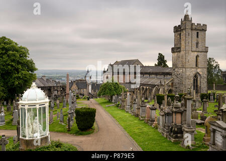 Chiesa di Santo rude con il campanile e il cimitero reale con gli storici lapidi e monumenti commemorativi sulla Collina del Castello al di sopra di Stirling Scozia Scotland Regno Unito Foto Stock