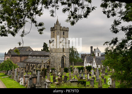 Chiesa di Santo rude con torre campanaria e Royal cimitero con lapidi storico Cowane's Hospital e Town Jail in Stirling Scozia Scotland Regno Unito Foto Stock