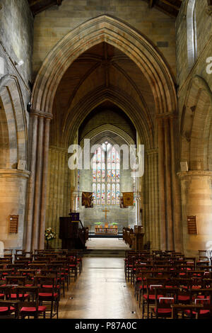 Abside con vetrate colorate e navata interno della storica medievale chiesa di Santo Rude in Stirling Scozia Scotland Regno Unito Foto Stock