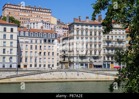 Vista generale della riva sinistra del fiume Saone, Lione, Francia Foto Stock