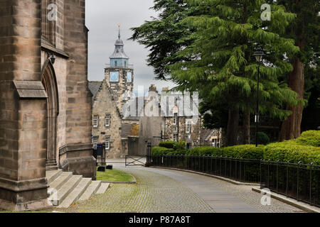 Strada alla Chiesa di Santo maleducato che conduce a Stirling Boys Club e il Tolbooth torre dell orologio sulla Collina del Castello Stirling Scozia Scotland Regno Unito Foto Stock