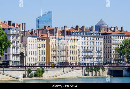 Vista generale della riva sinistra del fiume Saone, Lione, Francia Foto Stock